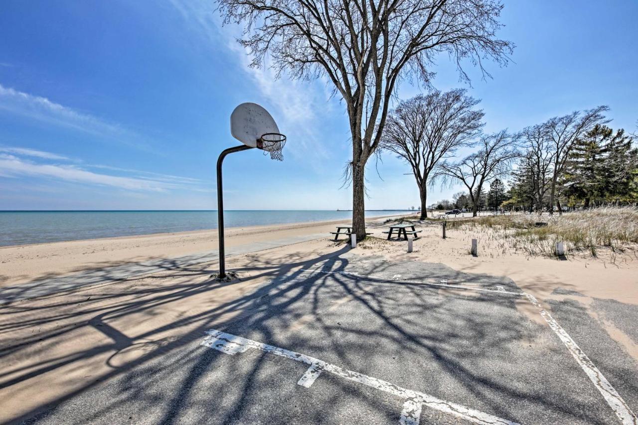 Anias Retreat With Deck Walk To Lake Michigan! Two Rivers Bagian luar foto