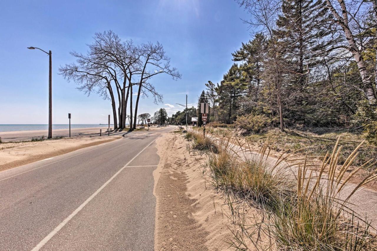Anias Retreat With Deck Walk To Lake Michigan! Two Rivers Bagian luar foto